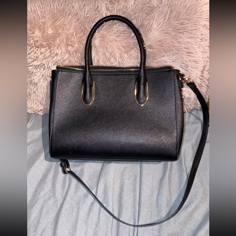 Black handbag purse with crossbody straps
